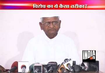hazare condemns attacks on aide prashant bhushan