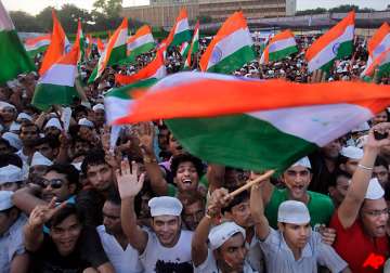 hazare greeted by cheering crowd