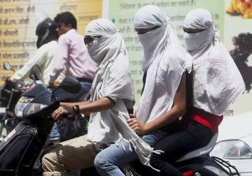heat makes scorching debut in north delhi touches 42 dc