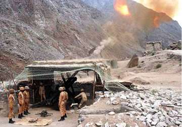 heavy exchange of fire between indian pak troops along loc in mendhar