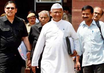 hegde not in favour of hazare sitting on fast