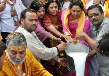 hema malini pours milk into river yamuna in mathura during campaign