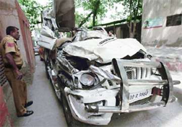 high speed truck hits 2 vehicles in delhi 2 people hurt