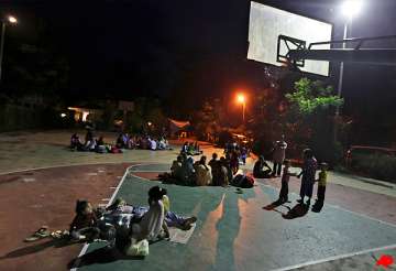 himalaya quake victims spent night outside in rain