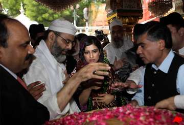 hina prays for peace at nizamuddin dargah