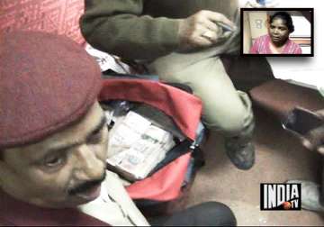 honest female railway cleaner finds rs 23 lakh cash inside train in malda bengal