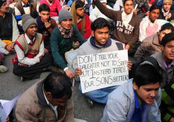 delhi gangrape victim cremated protests continue at jantar mantar