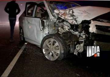 hyundai verna rams into van on noida expressway 1 dead 10 injured