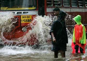 imd predicts very heavy rainfall in mumbai haji ali dargah closed