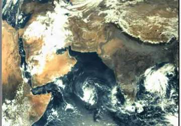 isro s mars orbiter sends first picture of earth cyclone helen captured