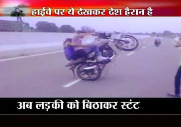 india tv telecasts video of youths doing dangerous bike stunts on jhansi shivpuri highway