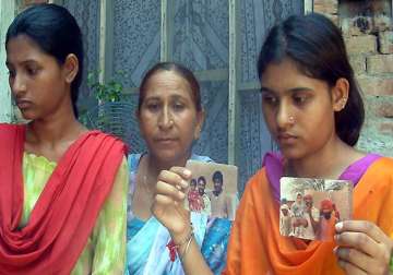 india seeks sarabjit family wants pm to go