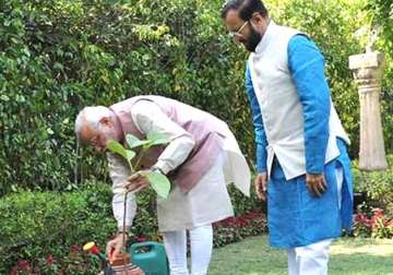 on environment day pm asks people to plant trees
