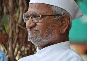 anna hazare bats for strong lokpal without political interference