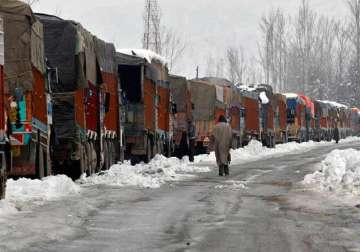 jammu srinagar highway closed after fresh snowfall