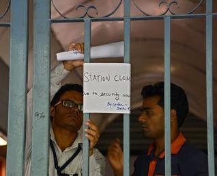 delhi metro shuts down race course metro station
