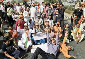 hundreds of vehicles stranded on tn karnataka border