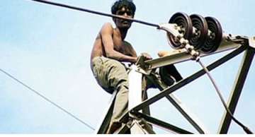 man on high voltage pole in mumbai saved by power cut