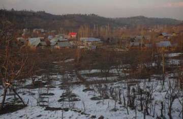 kashmir valley receives season s first snowfall