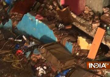 6 killed 10 injured in building collapse in thane district