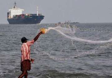 lankan navy arrests 34 tn fishermen