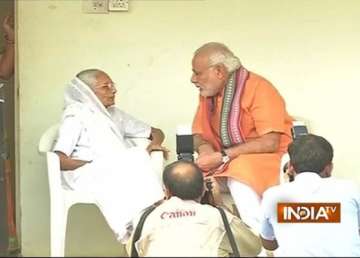 pm narendra modi seeks his mother s blessings on 64th birthday