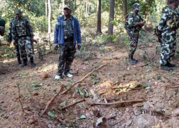 cop killed in naxal attack on police party in jharkhand