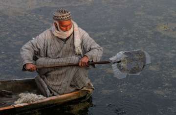 dal lake water bodies freeze in jammu and kashmir