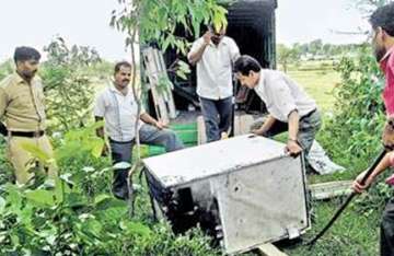 bangalore robbers steal atm abandon it near a lake