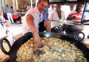 unbelievable pakora wala dips his hands in oil boiling at 200 c