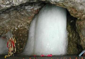 tenth batch of 2 422 pilgrims leave for amarnath yatra