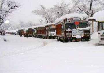 fresh snowfall shuts srinagar jammu highway