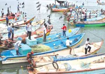 sri lankan navy arrests 15 indian fishermen