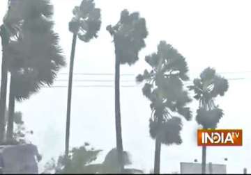 cyclone hudhud 6 die in ap odisha vishakapatnam worst hit