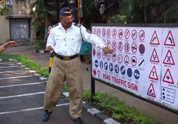 noida traffic cops present roses to law abiding motorists
