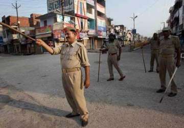 up 20 people including 4 cops injured in clash