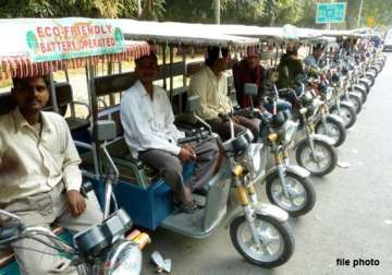 hc issues show cause notice to traffic police delhi govt on plying of erickshaws