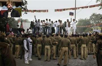bjp activists attack mirwaiz in delhi