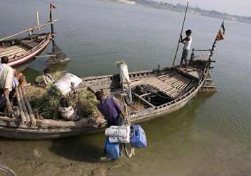 sri lankan navy arrests eight tn fishermen