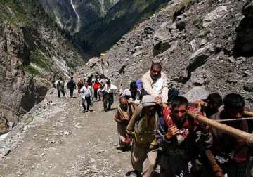 jammu kashmir highway blocked due to landslide amarnath yatra suspended