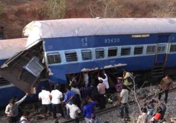 latest updates bangalore kochi intercity train derails