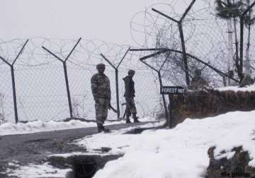 4 armymen civilian trapped under avalanche near loc
