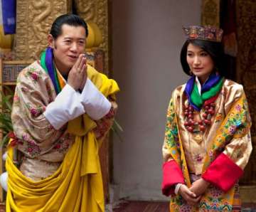 bhutan king jigme khesar namgyel wangchuck visits varanasi