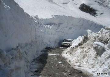 taxis go off roads in manali tourists suffer
