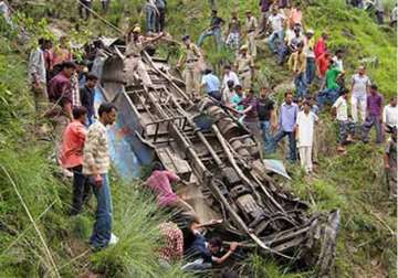 14 killed 40 injured in andhra bus accident