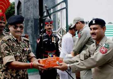 indian pakistani armies exchange sweets on eid