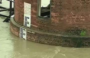 flood threat looms over delhi