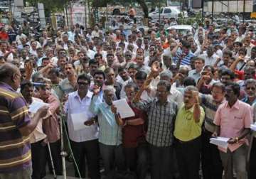 over 1.5 lakh bank employees to strike work in southern states today