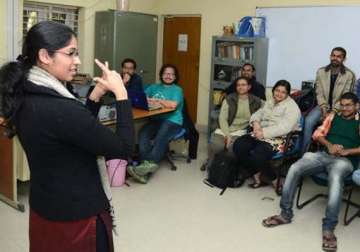 du training nurses on use of sign language in hospitals