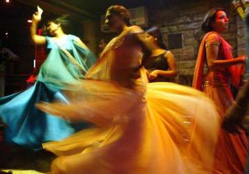 sc asks maha govt to grant licenses to dance bars by march 15
